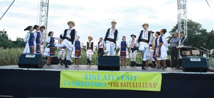 fiii satului la luna